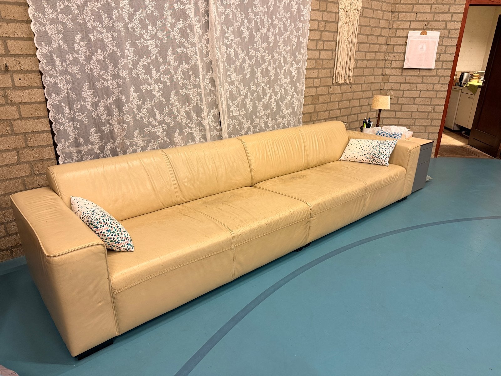 Grote leren bank - Beige - 6-zits of meer, Gebruikt, 300 cm of meer, Ophalen of Verzenden, Rechte bank