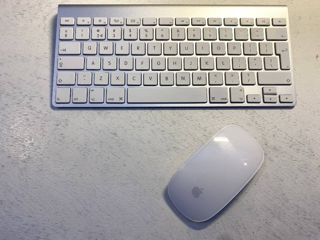 Magic Keyboard + Mouse op batterijen bluetooth wireless, Zo goed als nieuw, Draadloos, Qwerty, Toetsenbord en muis-set