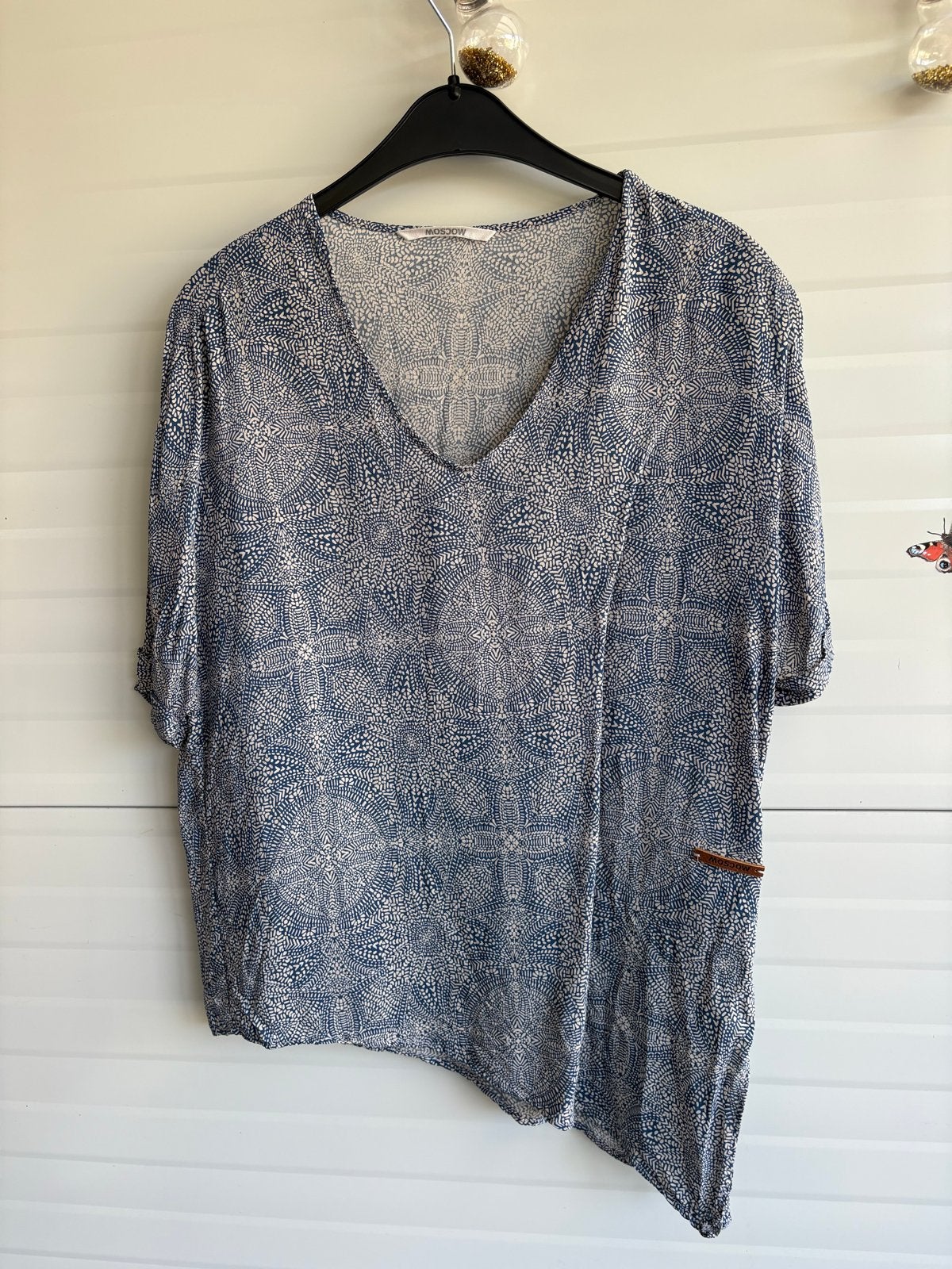 MOSCOW Blouse met print en knoopdetail - Maat S, Blauw, Ophalen of Verzenden, Zo goed als nieuw, Korte mouw