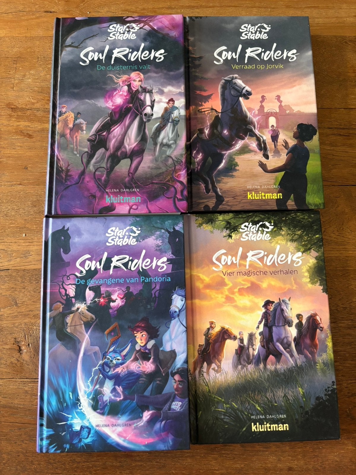 Star Stable Soul Riders – complete trilogie + extra boek, Boeken, Ophalen of Verzenden, Zo goed als nieuw, Helena Dahlgren