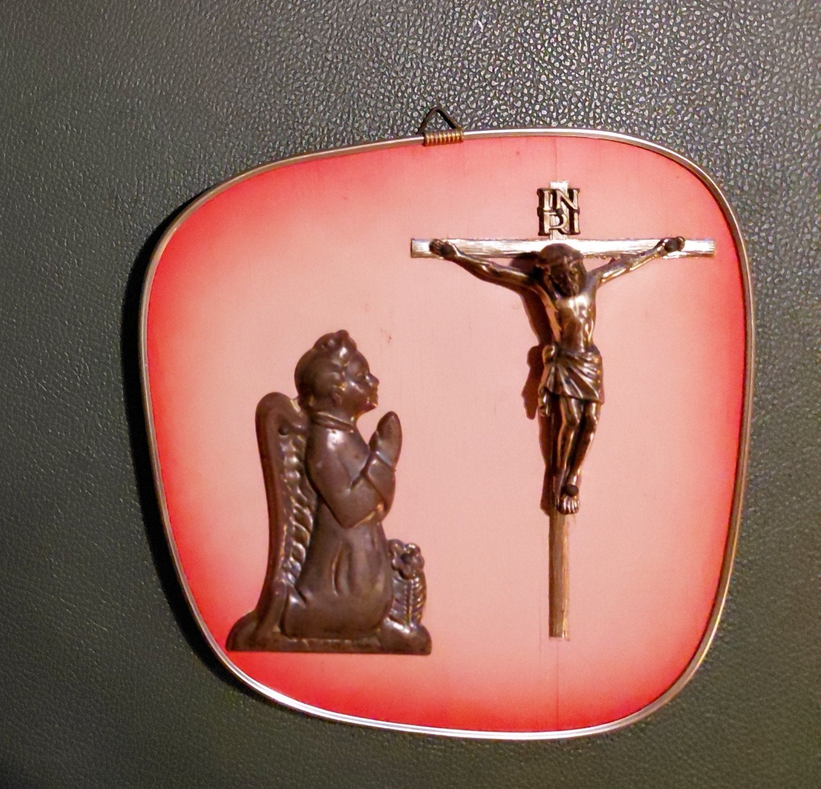 Religieuze wanddecoratie: Christus aan kruis met engel, Antiek en Kunst, Ophalen of Verzenden