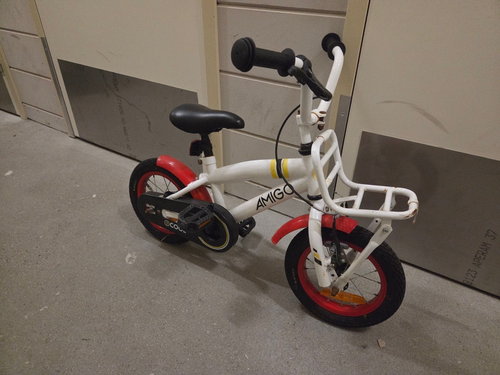 Amigo 12 inch Kinderfiets Wit/Rood - Zo goed als nieuw, Fietsen en Brommers, Ophalen, Zijwieltjes, Velgrem, Amigo