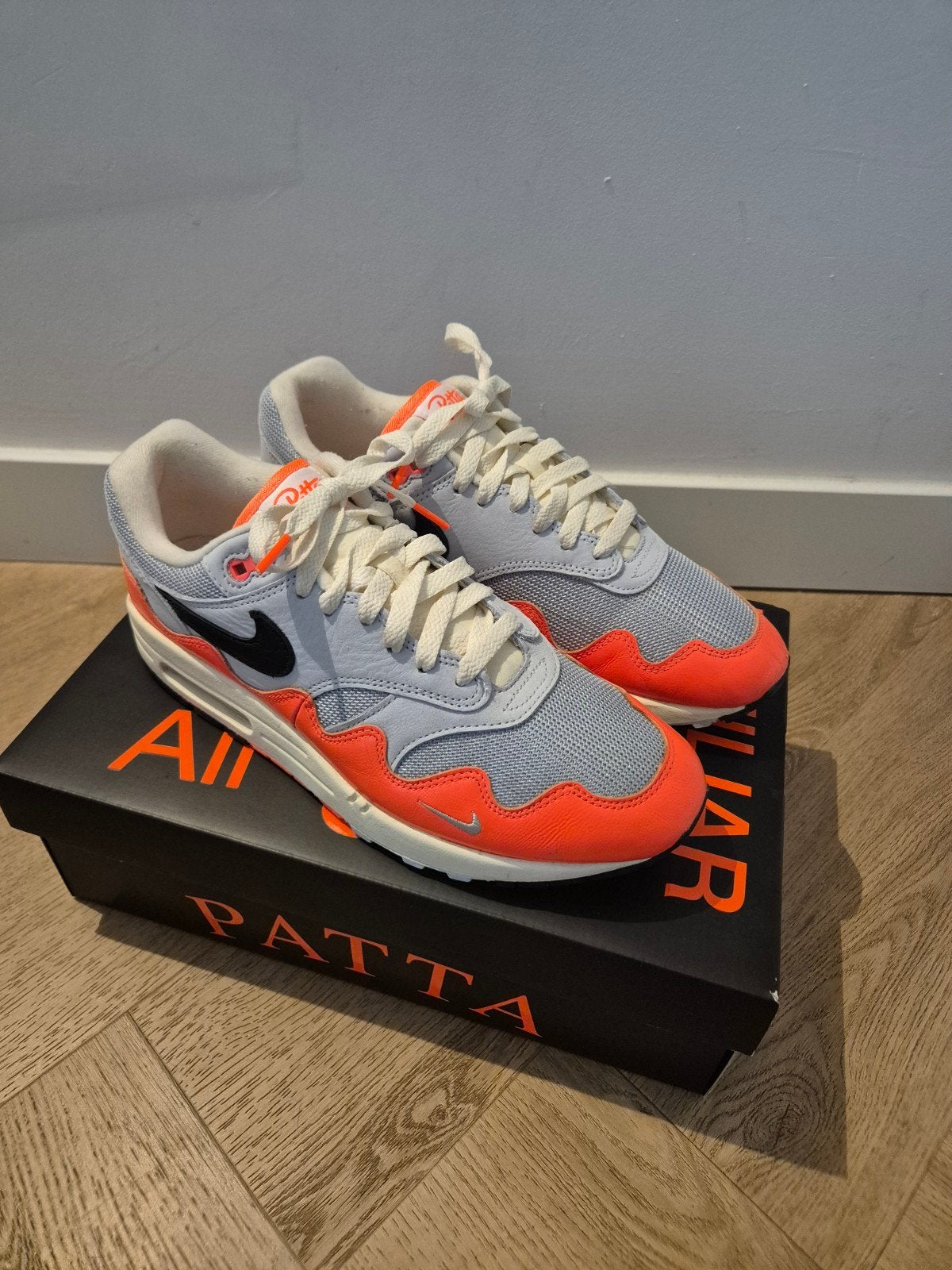 Patta x Nike Air Max 1 Waves Hyper Crimson Sneakers 42.5, Overige kleuren, Nieuw, Ophalen of Verzenden, Sneakers of Gympen