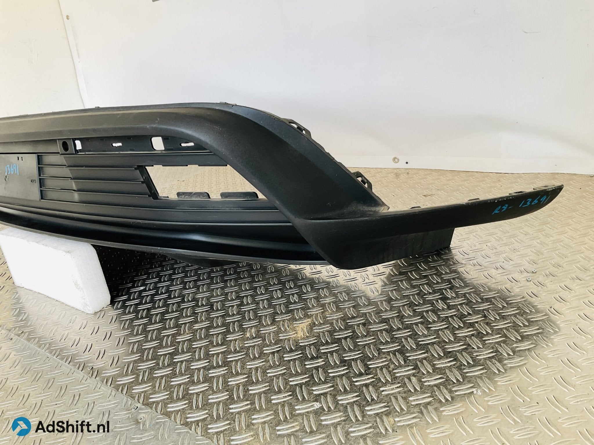 Bumper Porsche Taycan 9J1 pdc 9J18079831 Achterbumper 1-R8-1, Bumper