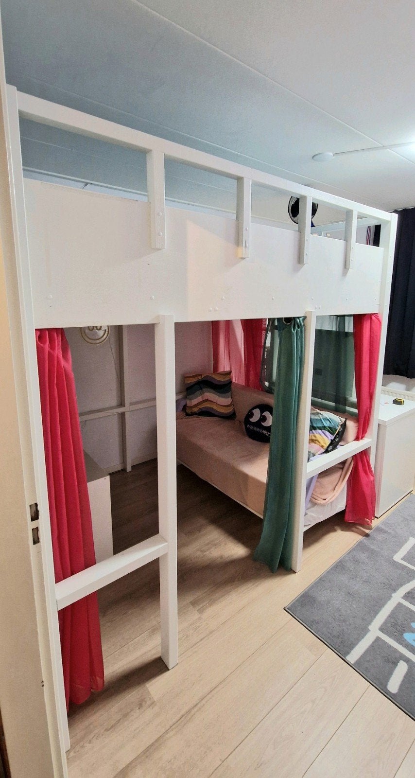 Super stevige hoogslaper 160x200 met gordijnen en bank, Ophalen, Hoogslaper, Tweepersoons, Zo goed als nieuw