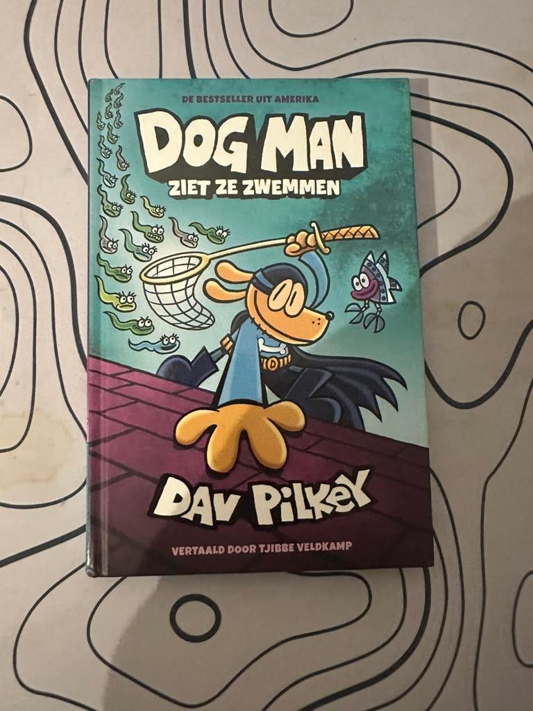 Dog Man ziet ze zwemmen, Boeken, Ophalen of Verzenden, Zo goed als nieuw, Cartoons