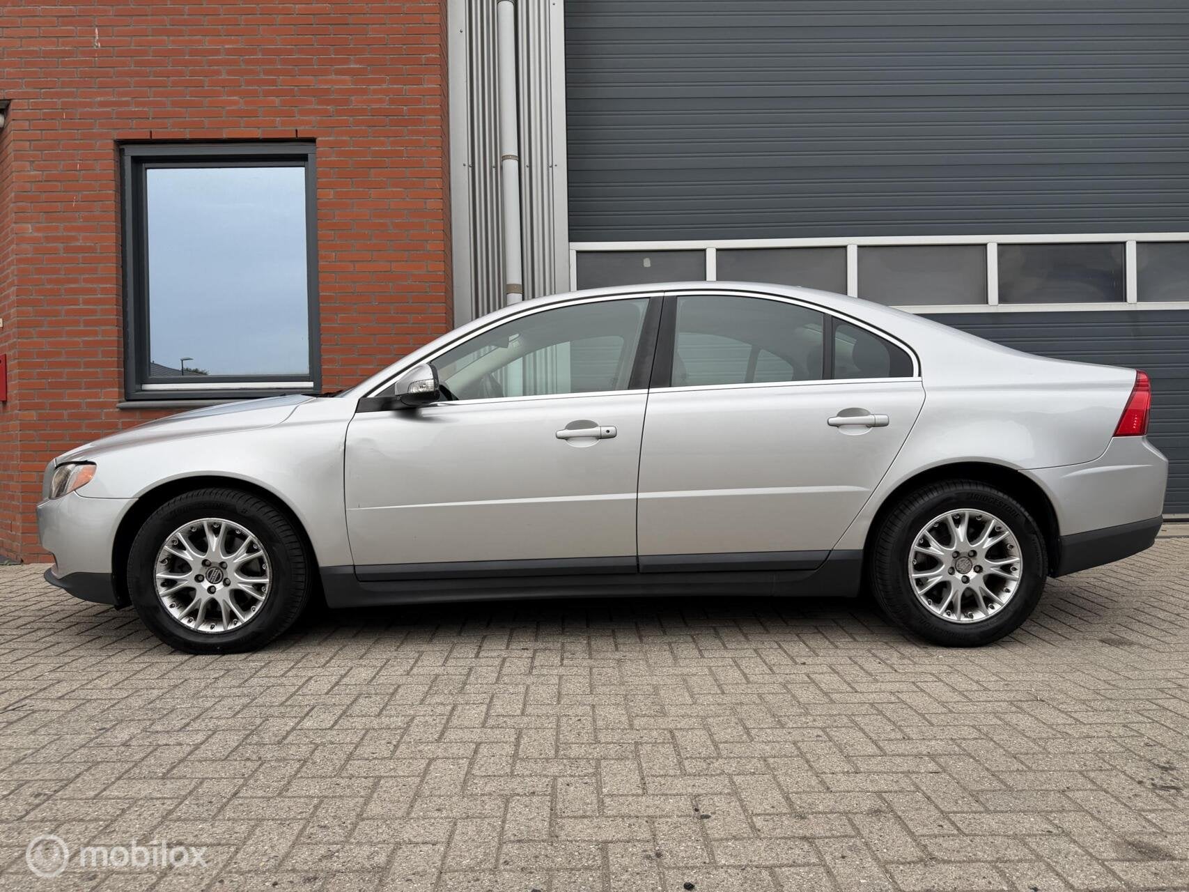 Volvo S80 2.5T Geartronic Kinetic - dealer onderh. - nw. APK, Dealer onderhouden, Zwart, 2521 cc, Bedrijf