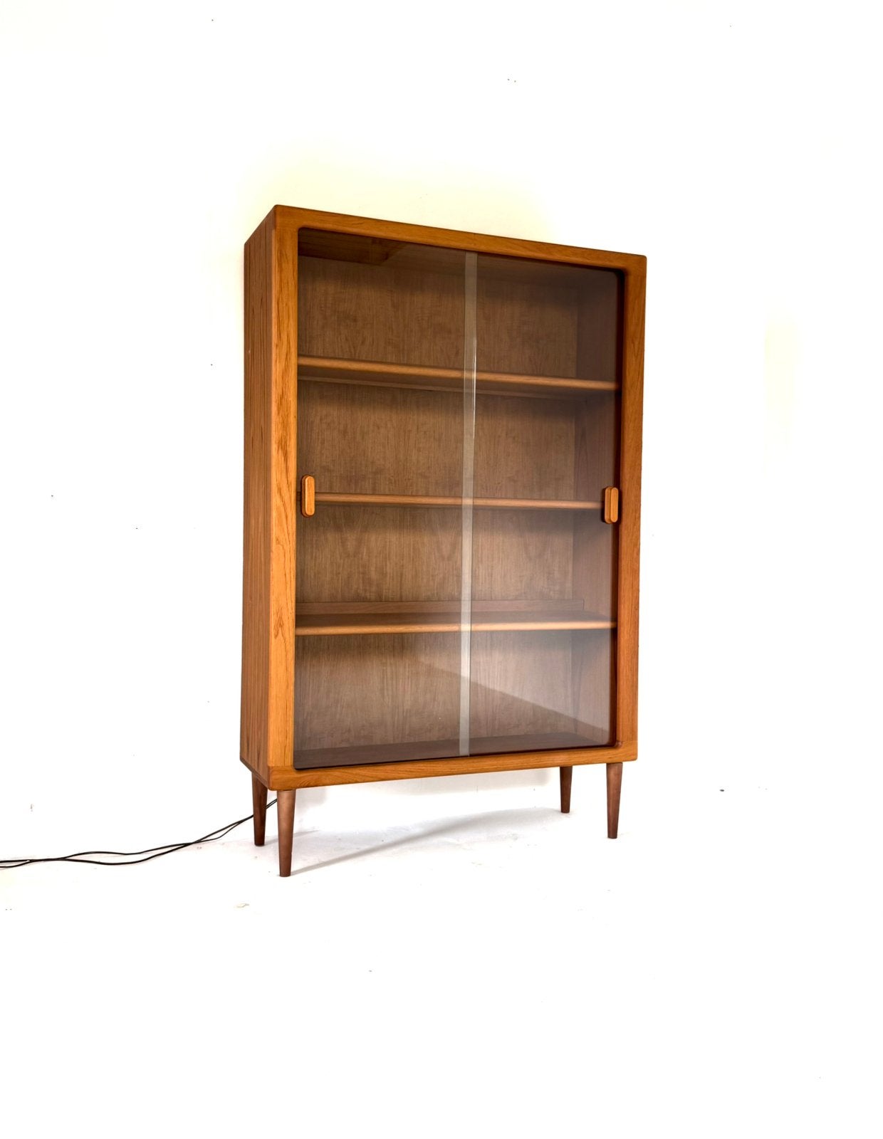 Vintage XL Deense teakhouten vitrinekast, Silkeborg ‘80, Huis en Inrichting, Met deur(en), 100 tot 150 cm, Vintage retro buisframe design rotan webbing papercord deens