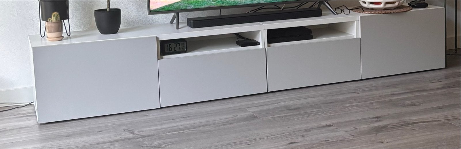 Ikea Besta tv kast met lichtgrijze fronten (2 delen), Ophalen, Gebruikt, 200 cm of meer, Minder dan 100 cm