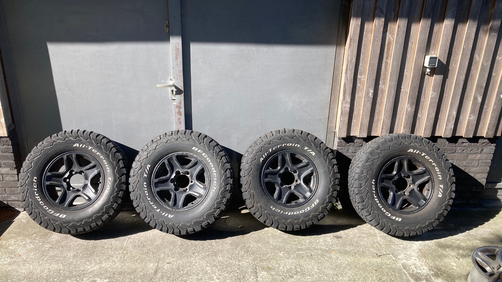 Toyota Landcruiser 90 Wielen set met 4x 265/75R16 BFG AT, Ophalen, Gebruikt, 16 inch, 265 mm