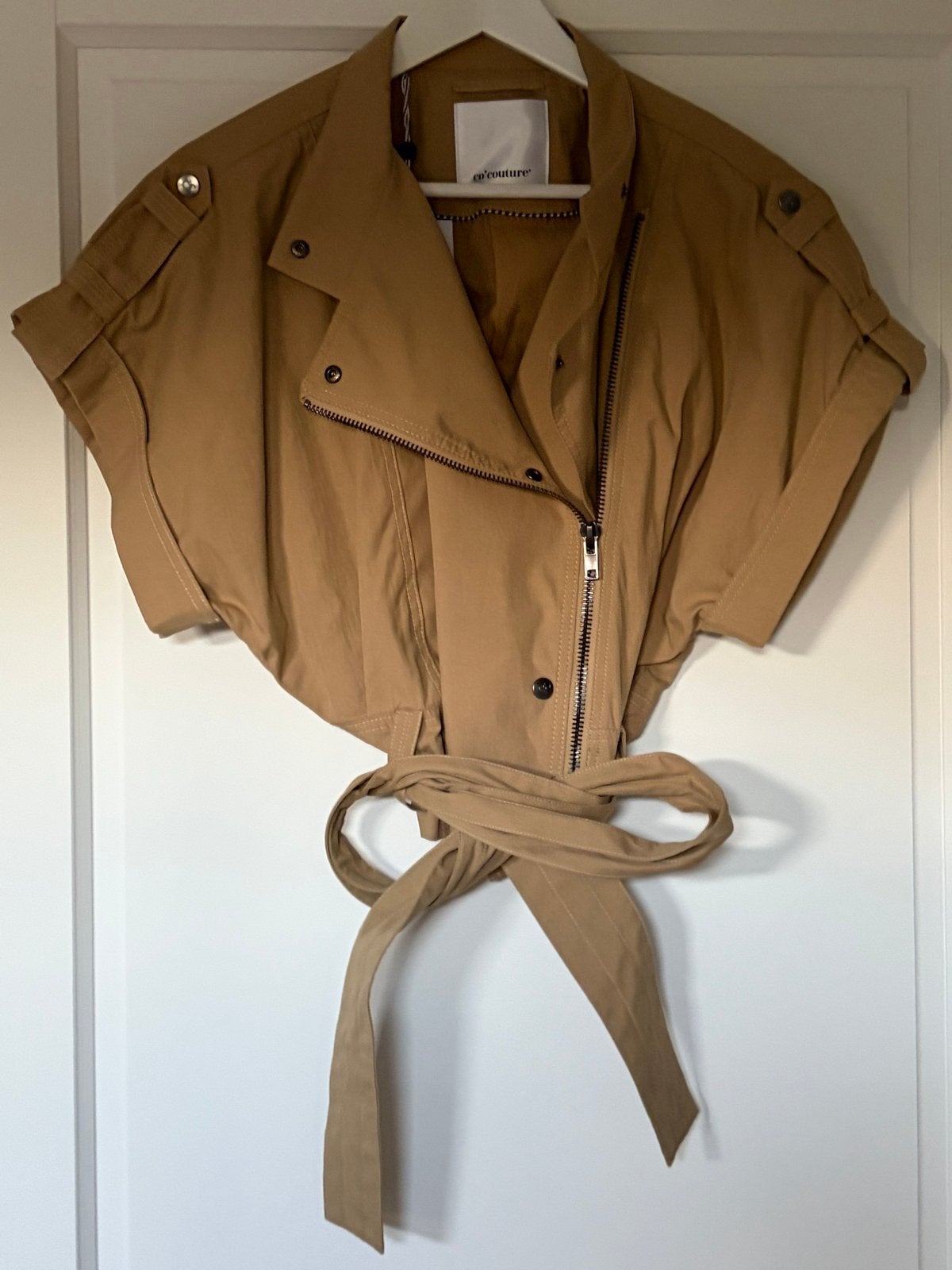 Co'Couture korte jasje met strik - Nieuw met kaartje, Ophalen of Verzenden, Nieuw, Maat 38/40 (M), Bruin