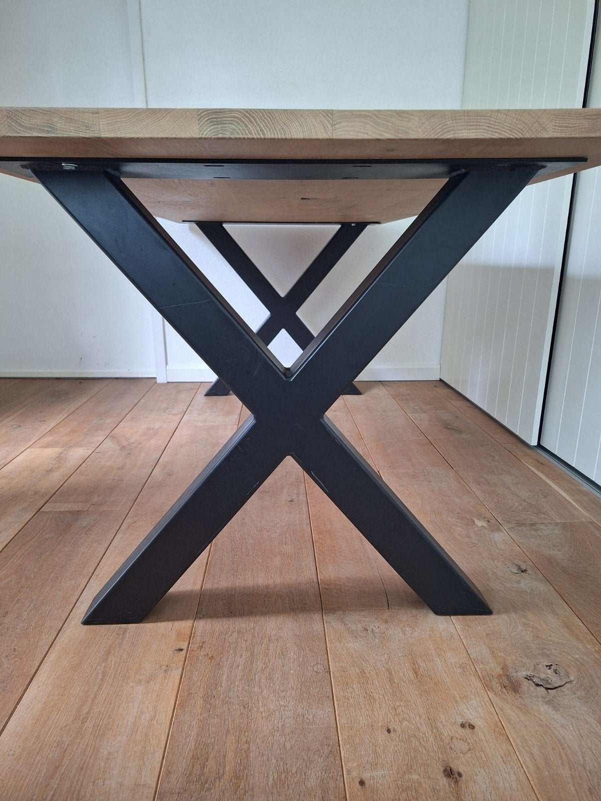 Eikenhouten eettafel met zwart metalen X-poten, Ophalen, Modern, Industrieel, 200 cm of meer, 50 tot 100 cm