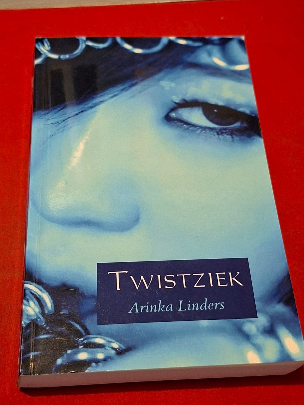 GESIGNEERD Twistziek. Arinka Linders. (verhalen), Ophalen of Verzenden, Gelezen