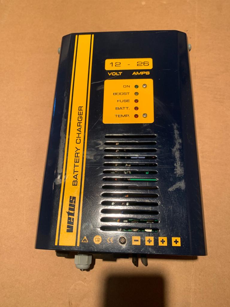 Vetus 12 Volt 26 Ampere acculader, 3 uitgangen., Ophalen of Verzenden, Gebruikt, Motor en Techniek