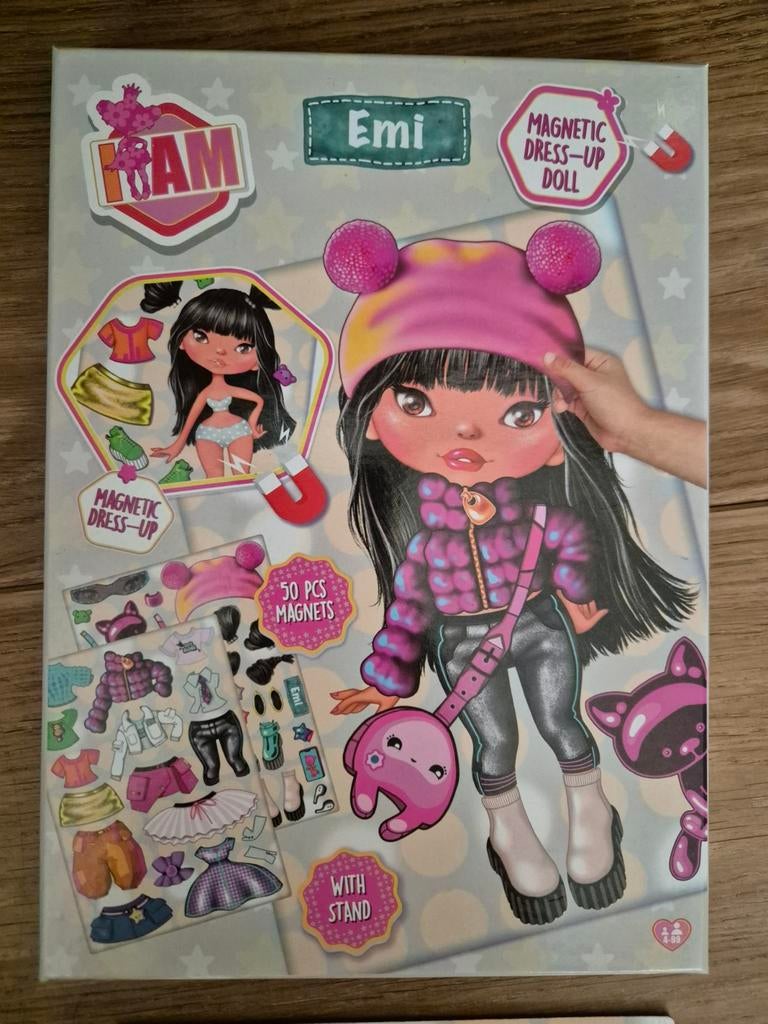 Magnetische aankleedpop Emi met diverse outfits, Kinderen en Baby's, Speelgoed | Overig, Zo goed als nieuw, Meisje, Ophalen of Verzenden