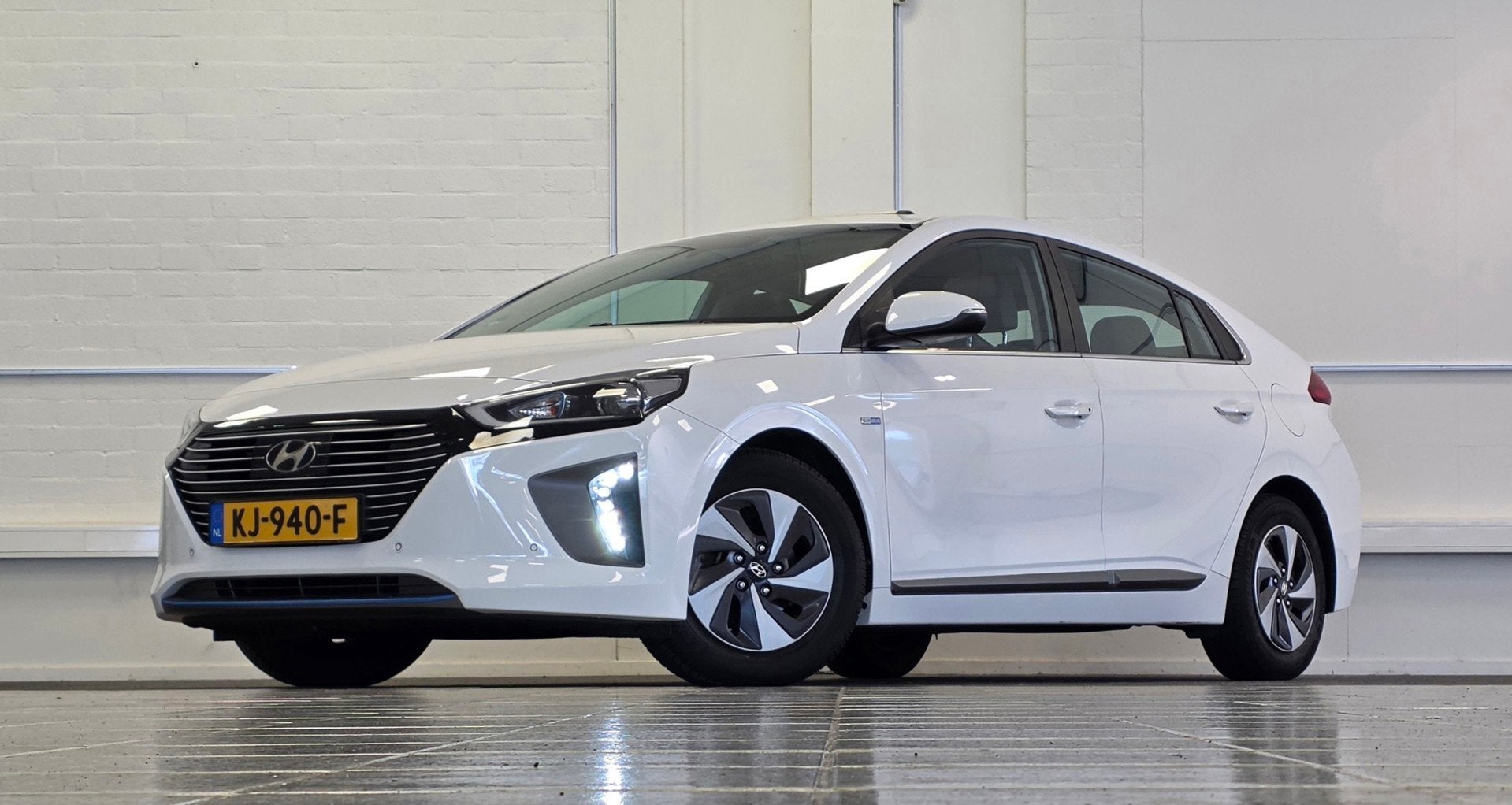 Hyundai IONIQ 1.6 GDi First Edition Pano Leer Vol opties! Ga, Auto's, 1345 kg, Gebruikt, Euro 6, Wit
