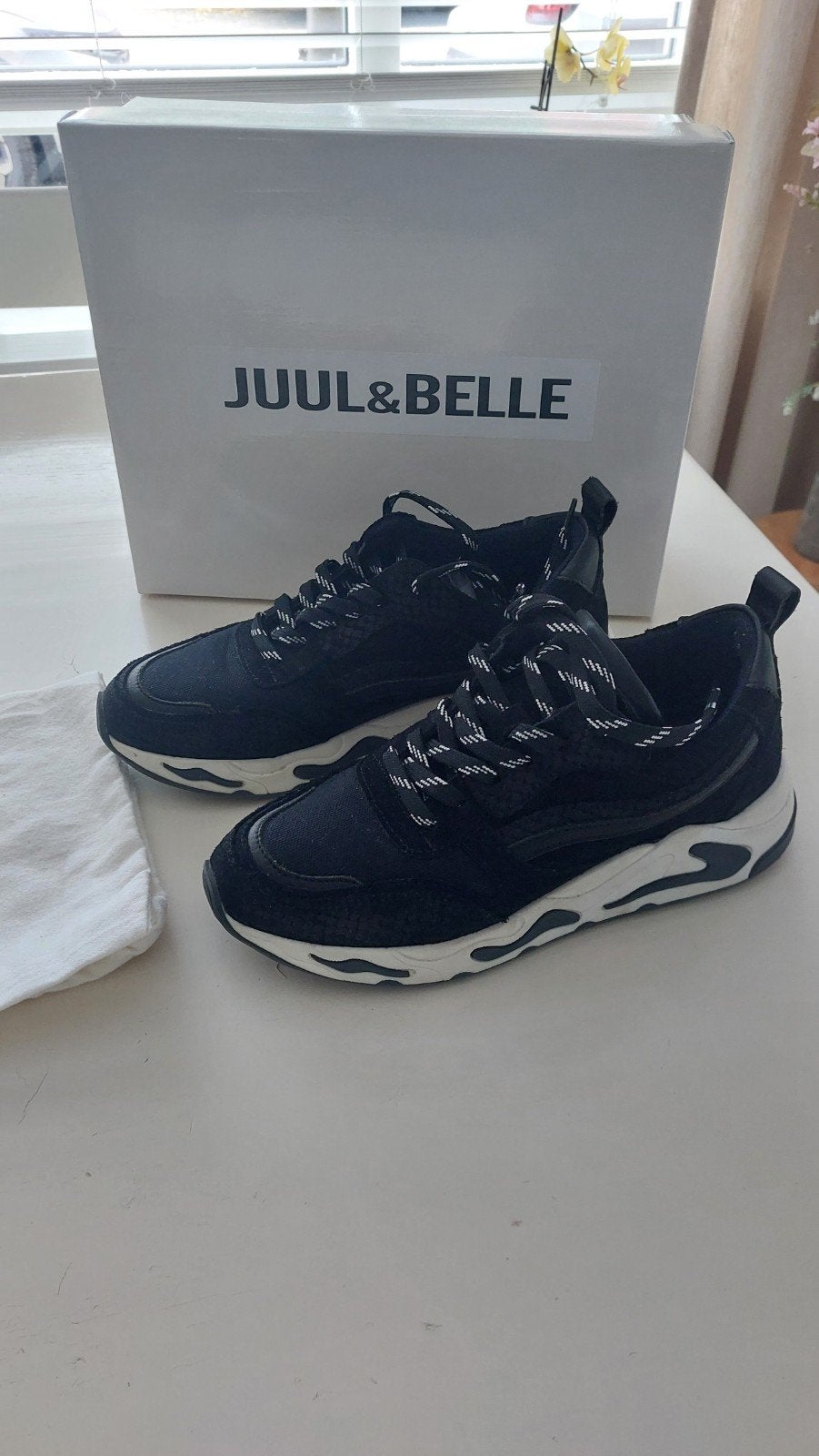 nieuw in de doos zwarte Juul&Belle sneakers, Kleding | Dames, Ophalen of Verzenden, Nieuw, Zwart, Sneakers of Gympen