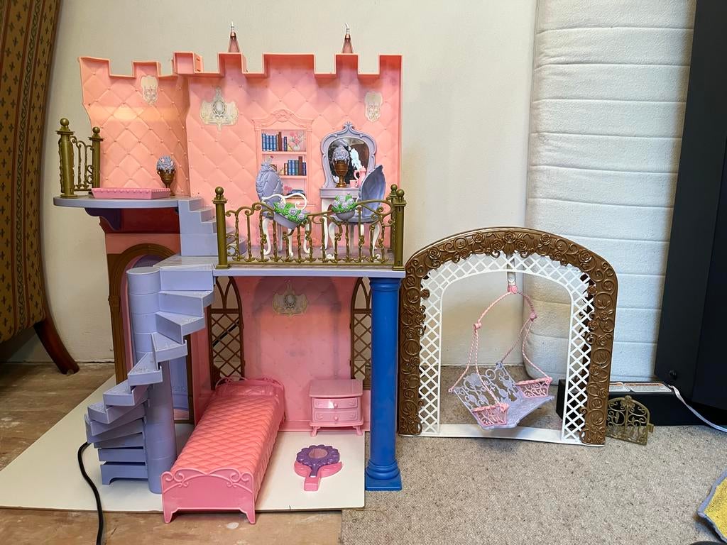 Barbiehuis met schommel - Gebruikt, Kinderen en Baby's, Speelgoed | Overig, Ophalen of Verzenden, Gebruikt, Meisje