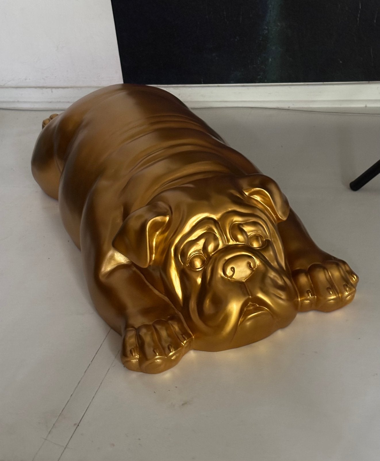Design beeld liggende Engelse Bulldog in hars goud 90 cm, Ophalen, Overige materialen, ., Nieuw