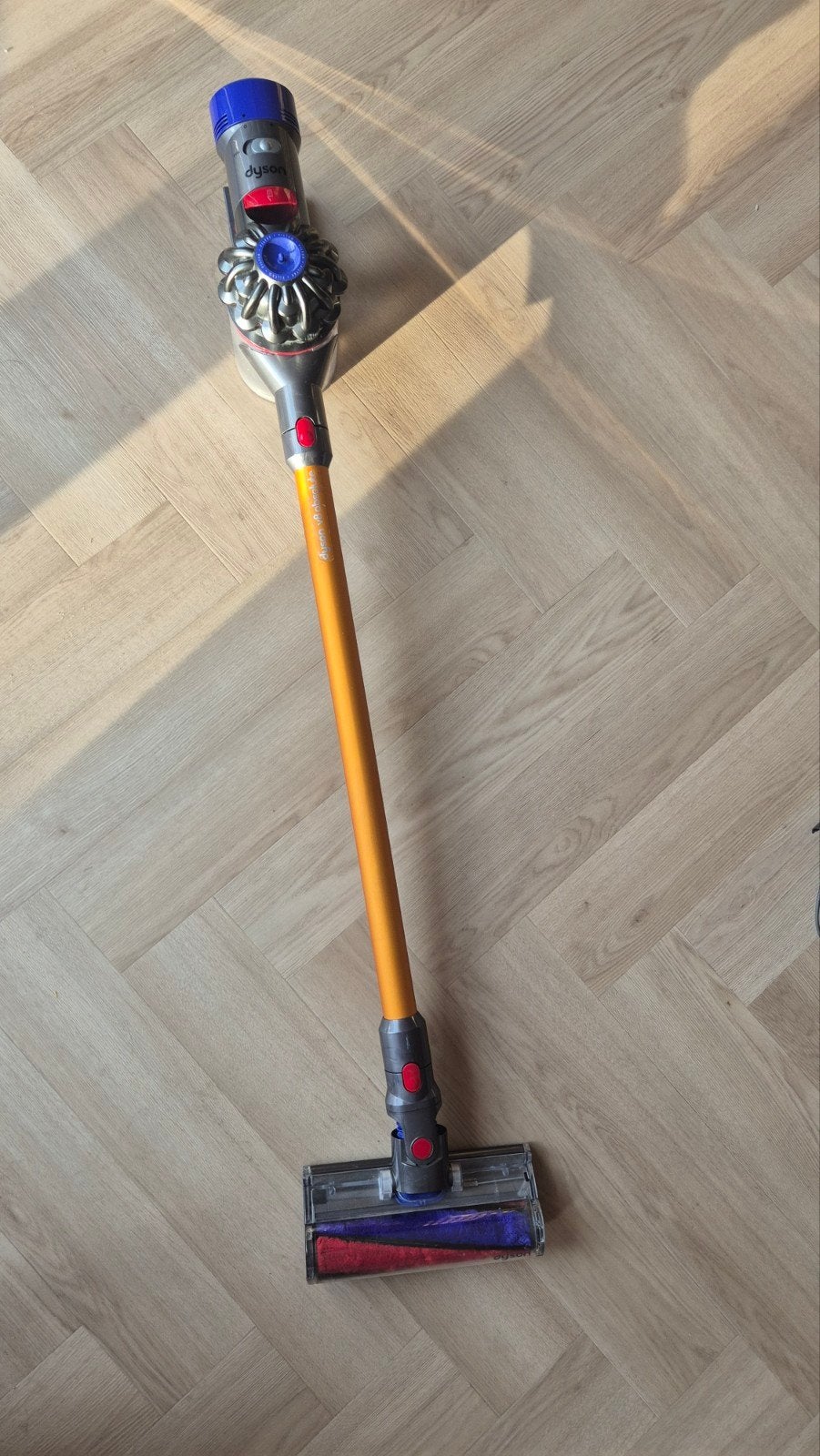 Foto 3 van Dyson V8 Absolute steelstofzuiger met accessoires