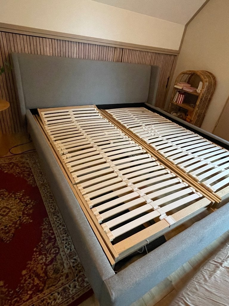 Bed Jysk grijs stof 180 elektrische verstelbare lattenbodem, Ophalen, Verstelbaar, Tweepersoons, Zo goed als nieuw