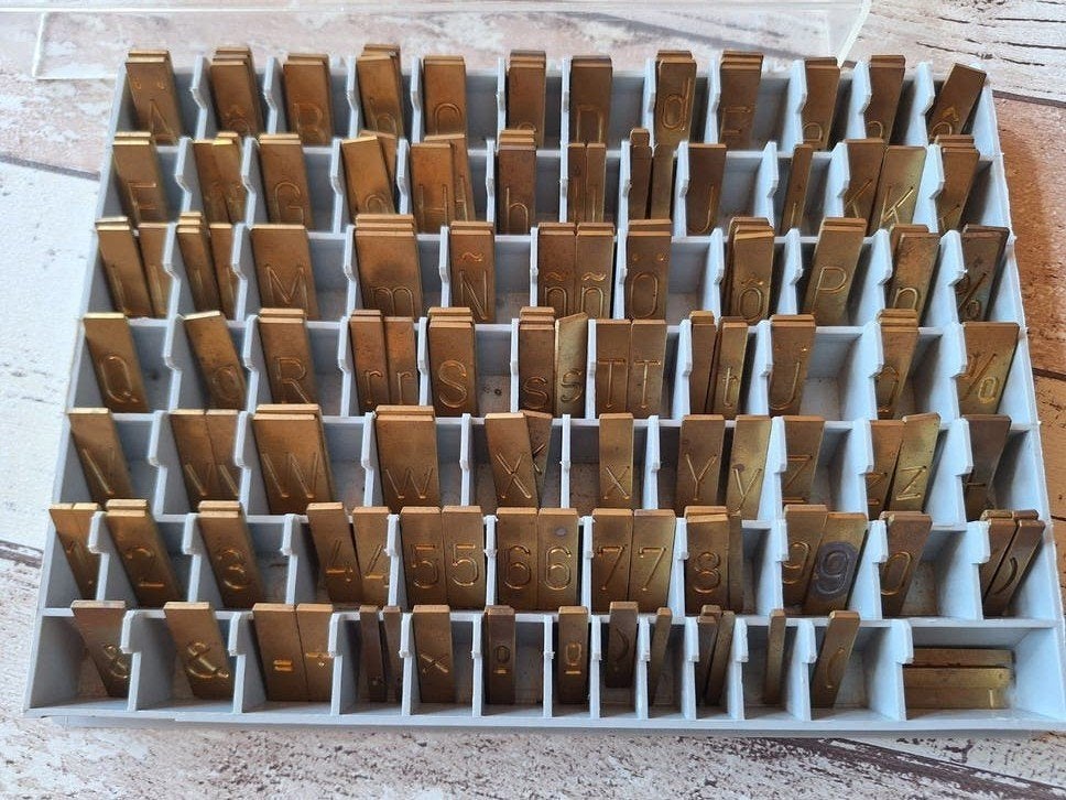 Gravograph graveerletters en cijfers, messing, Ophalen of Verzenden
