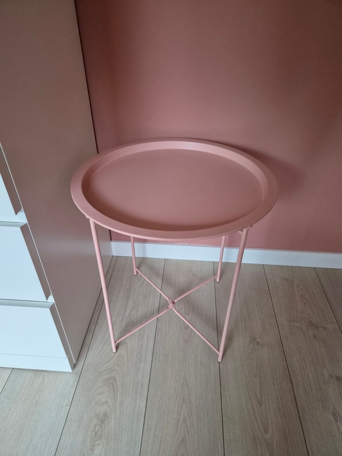 Leuke roze bijzettafel | dienbladtafel JYSK Randerup, Huis en Inrichting, Tafels | Bijzettafels, Minder dan 55 cm, Gebruikt, Metaal of Aluminium