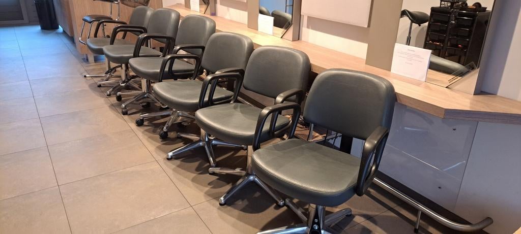 Kappers stoelen ,hele inventaris  ivm sluiting kapsalon, Leer, Ophalen of Verzenden, Zo goed als nieuw, Grijs