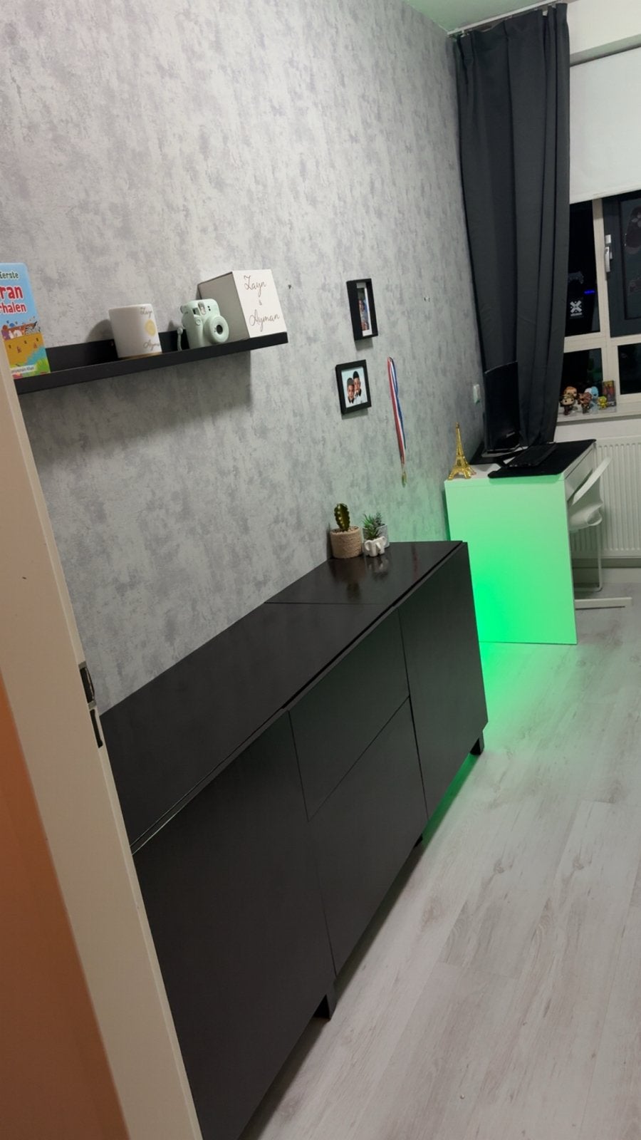 Zwarte IKEA kast - Modern en functioneel, Ophalen, Gebruikt, 100 tot 150 cm, 25 tot 50 cm