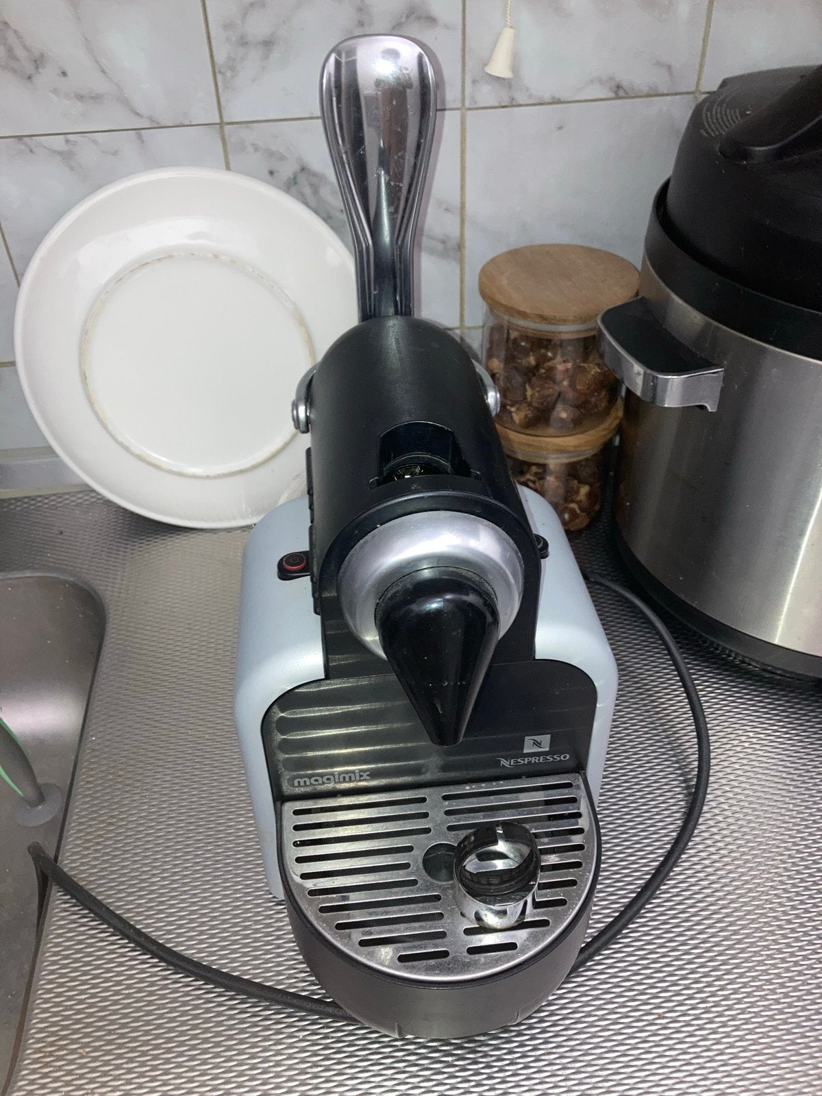 Nespresso Magimix M100 - lekt door gebroken ring, Witgoed en Apparatuur, Koffiezetapparaten, Ophalen of Verzenden, Niet werkend