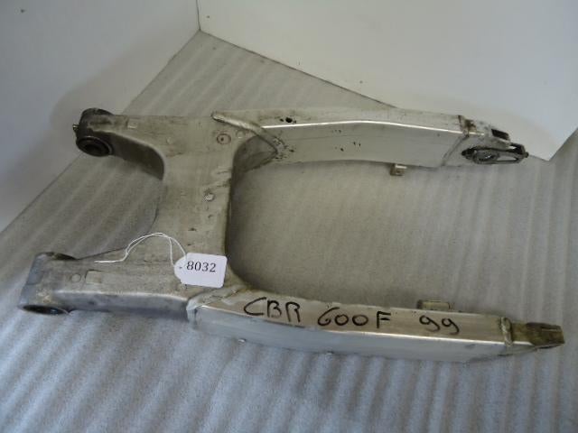 CBR600F 1999 - 2000, 2001 - 2006 Honda Achterbrug D1-10080