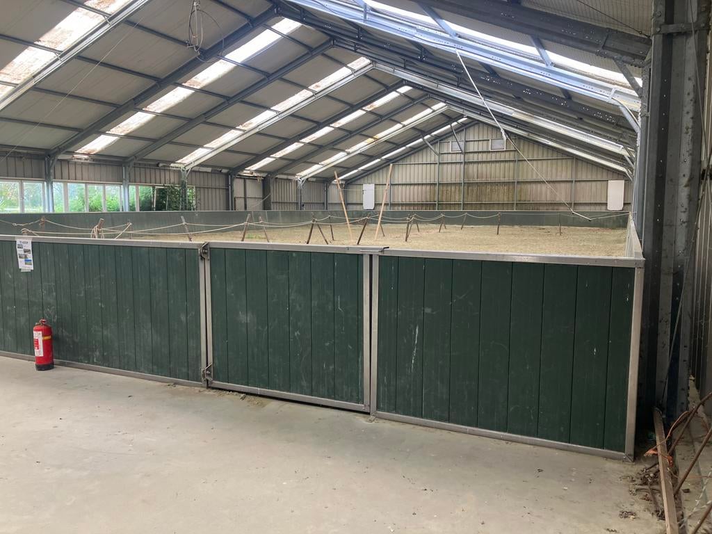 Prachtige binnenpiste / binnenbak 40x20m, hoogte 1,3m, Q, Q, Q