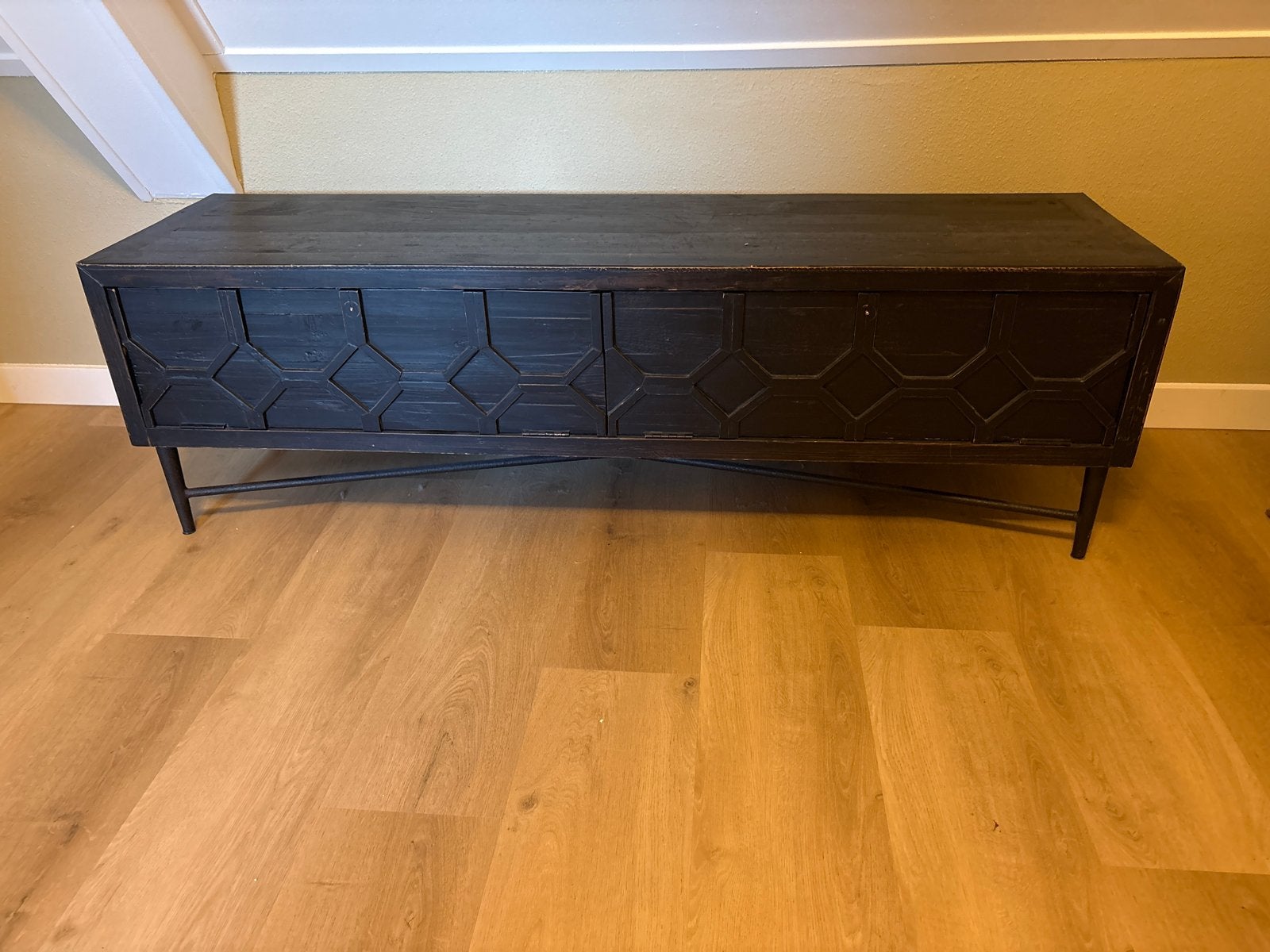 Zwart houten tv meubel, Ophalen, Gebruikt, 100 tot 150 cm, 25 tot 50 cm