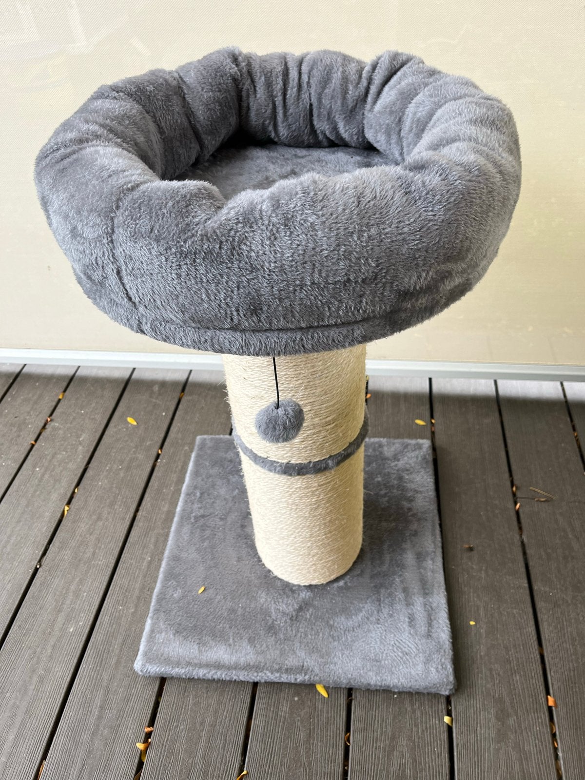 Nieuwe katten krab paal met mandje, Dieren en Toebehoren, Ophalen, Nieuw, Krabpaal