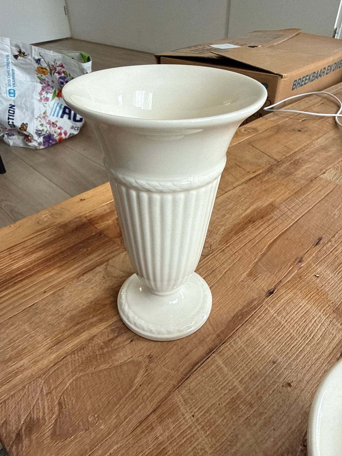 Crèmekleurige Wedgwood Etruria Barlaston vaas, Ophalen
