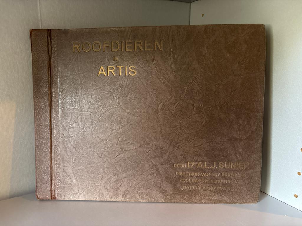 Boek: Roofdieren in Artis & Het Boek van Artis, Ophalen of Verzenden, Gelezen, Overige diersoorten