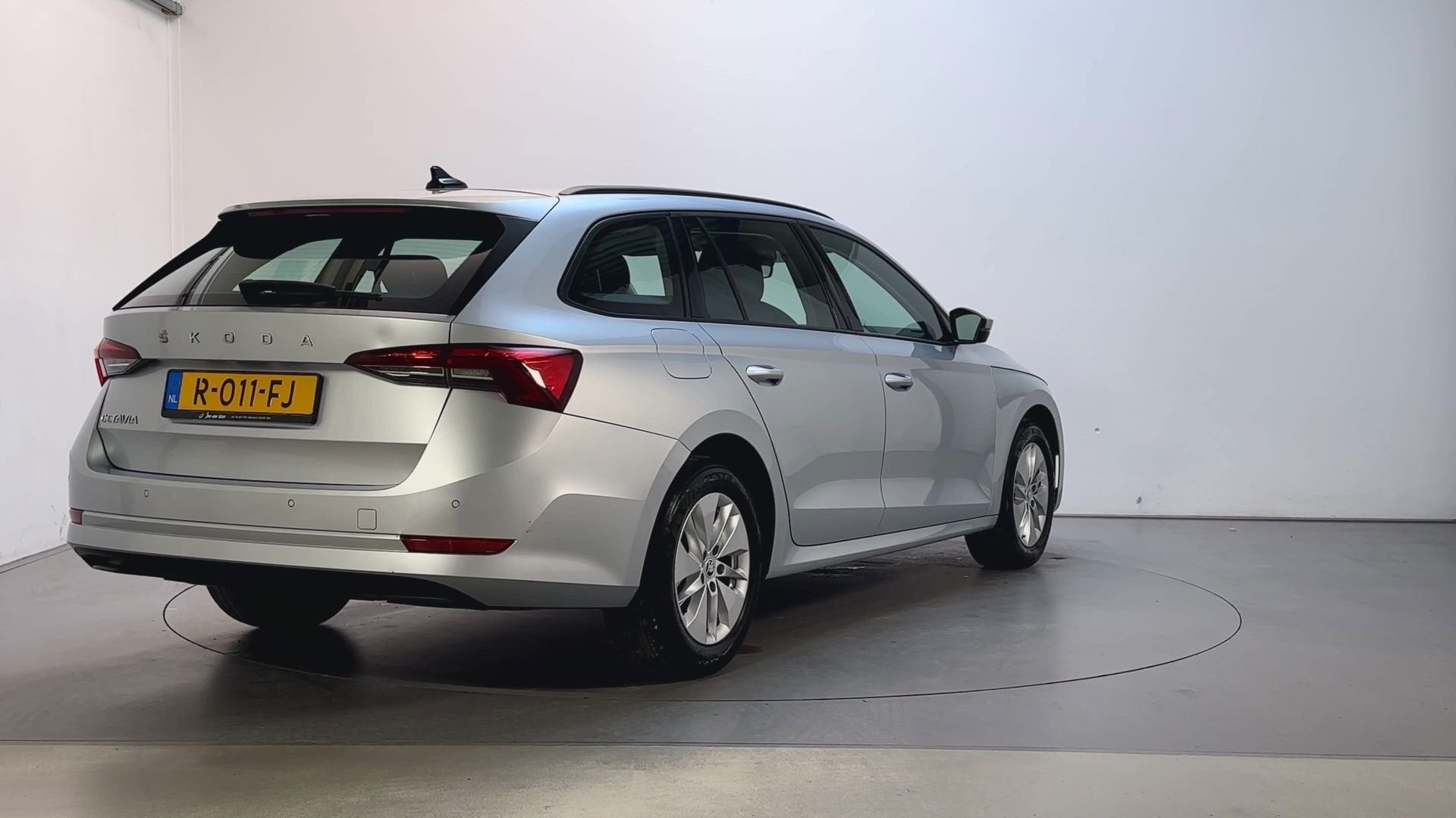 Skoda Octavia Combi 1.0 TSI 110pk Ambition Navigatie Parkeer, Auto's, Voorwielaandrijving, Dealer onderhouden, Stof, Gebruikt