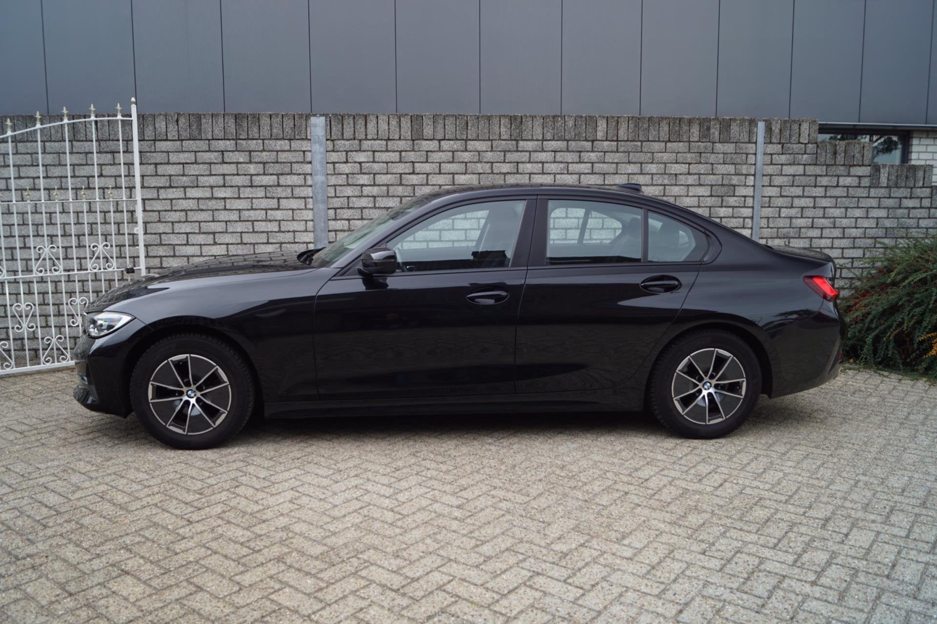 BMW 3-serie 320i Business Edition Autom Navi Clima Apple Car, 1998 cc, Gebruikt, 4 cilinders, Zwart