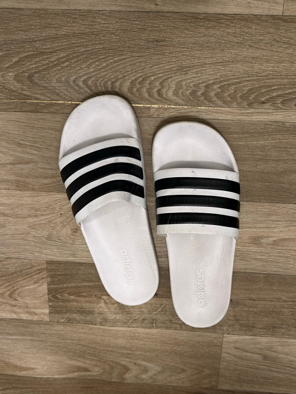Adidas Adilette slippers wit/zwart - Maat 39/40, Kleding | Dames, Slippers, Wit, Ophalen of Verzenden, Gedragen