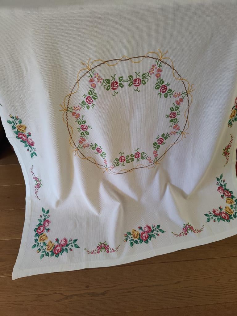 Hand geborduurd tafelkleed met rozen, Huis en Inrichting, Tafelkleden, Verzenden, Zo goed als nieuw, Rechthoek