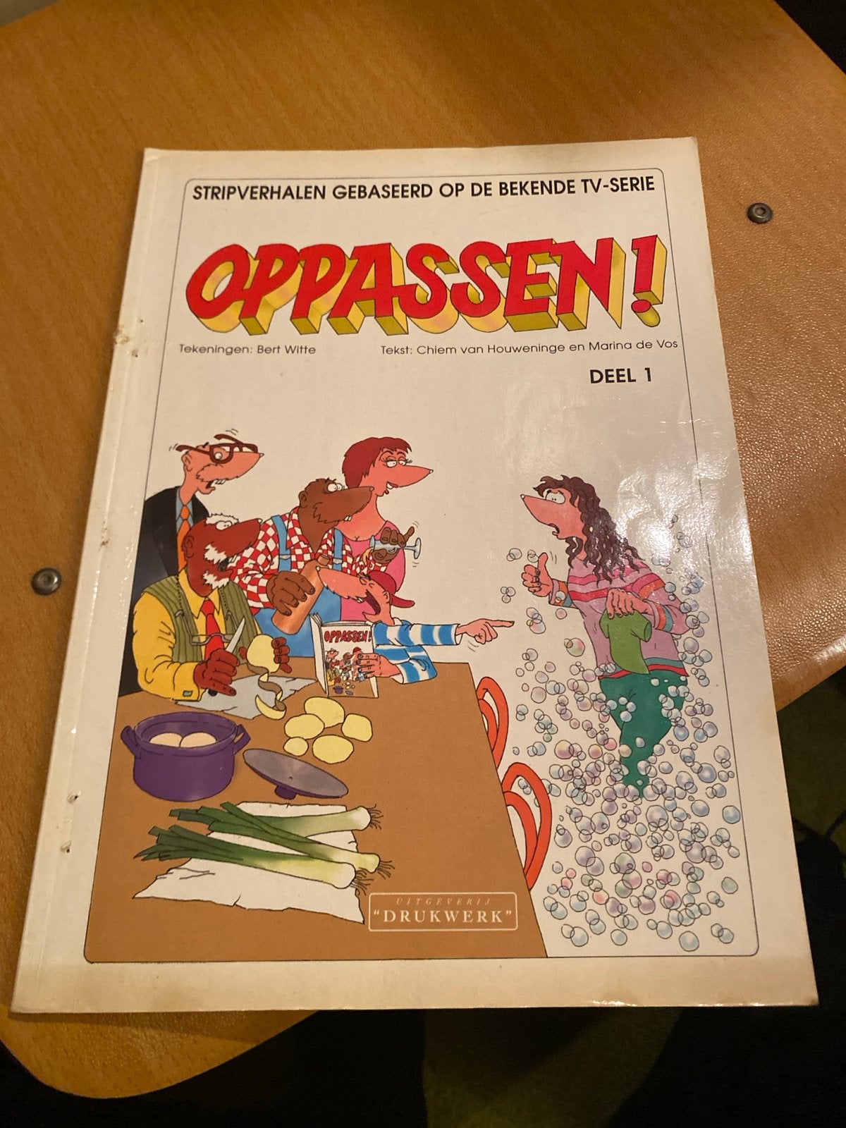 Oppassen! Deel 1 - Stripverhaal gebaseerd op de tv-serie, Eén stripboek, Ophalen of Verzenden, Zo goed als nieuw