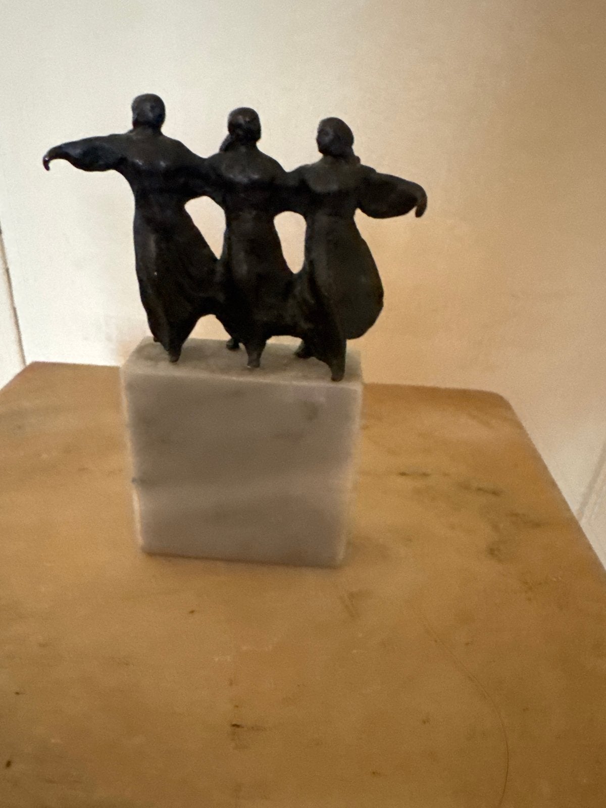 Bronzen beeldje van  Eric klaus, Groep mensen, Minder dan 20 cm, Ophalen of Verzenden, Brons