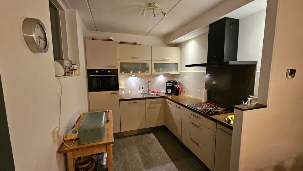 Moderne Hoekkeuken met inductieplaat., Huis en Inrichting, Keuken | Complete keukens, Ophalen of Verzenden, Composiet, Hoekkeuken