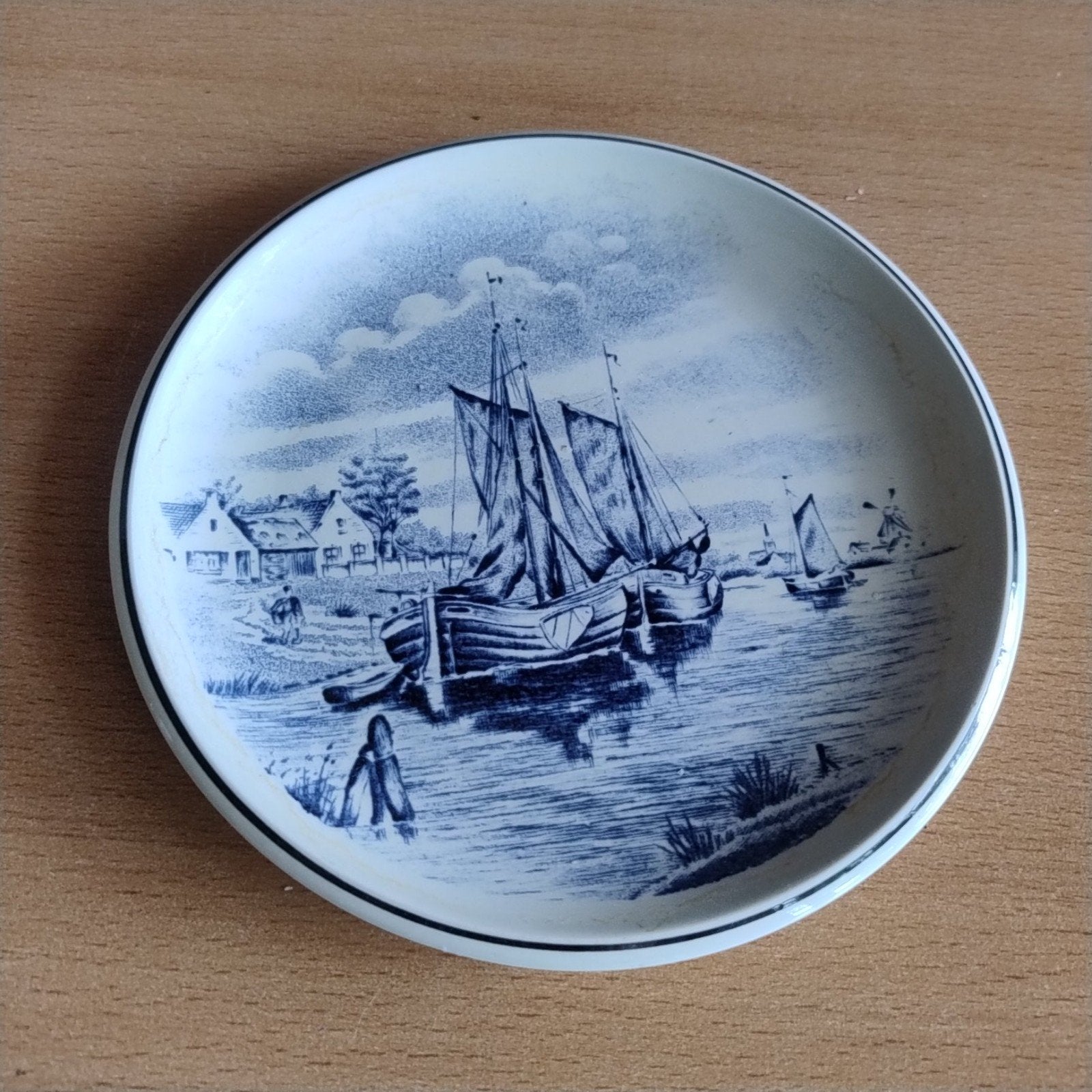 Delfts Blauw sierbord met Hollands landschap en schepen, Ophalen