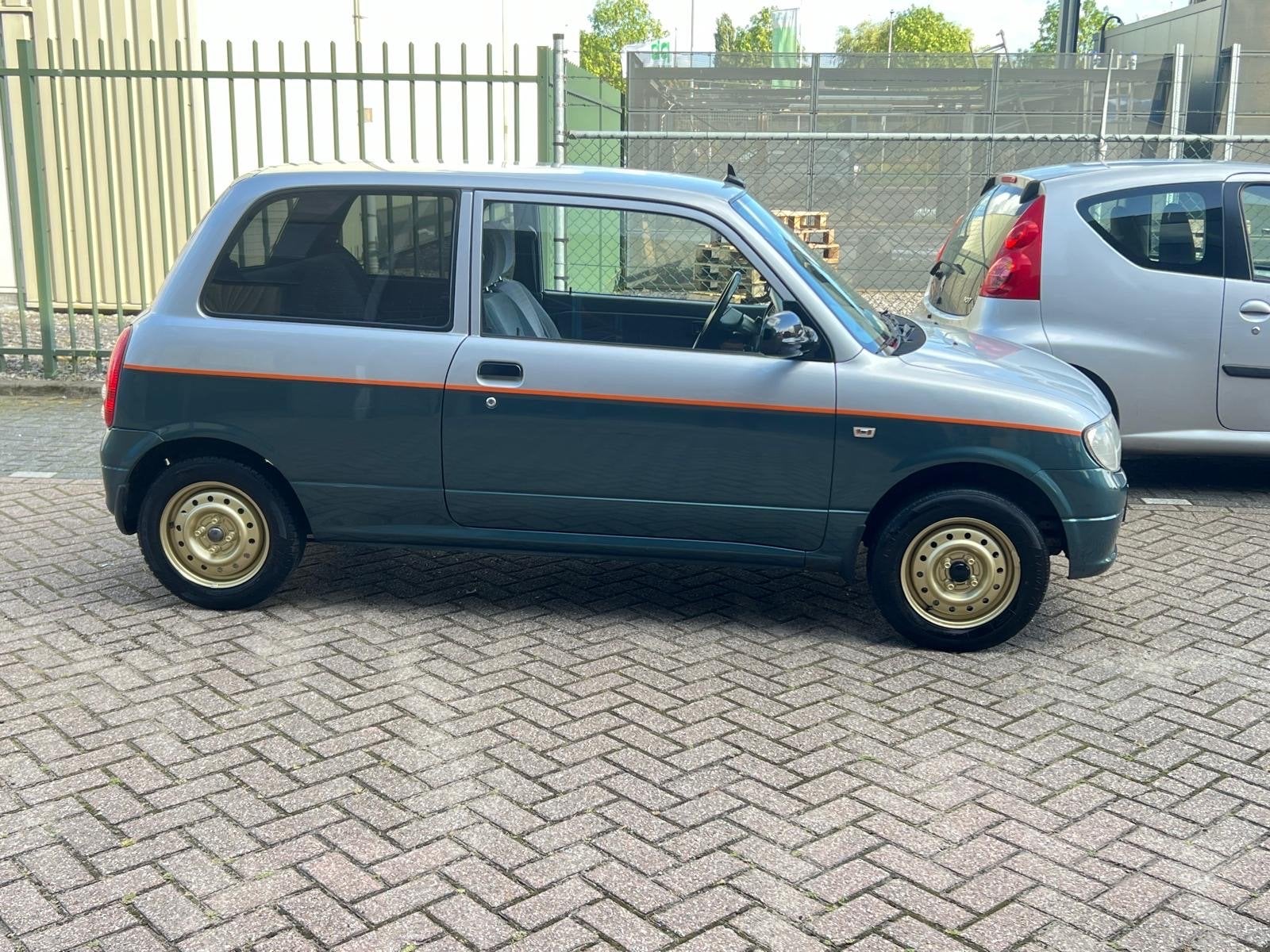 Daihatsu Cuore 1.0 STI AUT 2003 Grijs, 15 km/l, 600 kg, 18 €/maand, 4 stoelen
