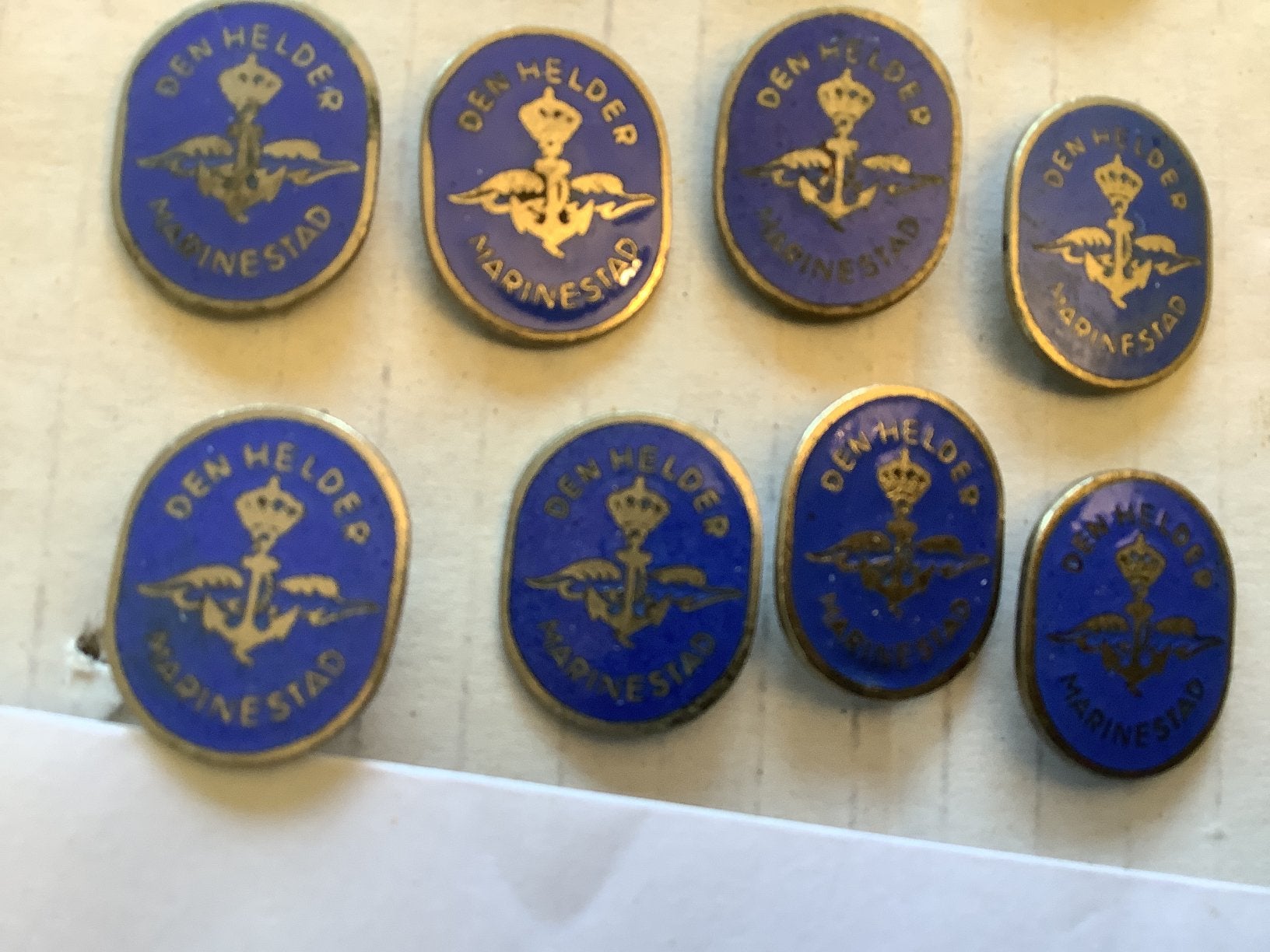 8 emaille speldjes Marinestad Den Helder, Ophalen of Verzenden, Zo goed als nieuw, Overige onderwerpen