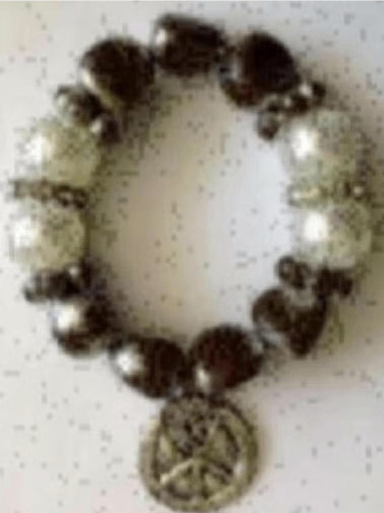 Grijs, witte armband met peace, vredes bedel, hanger, Ophalen of Verzenden, Zo goed als nieuw, Grijs, Met bedels of kralen