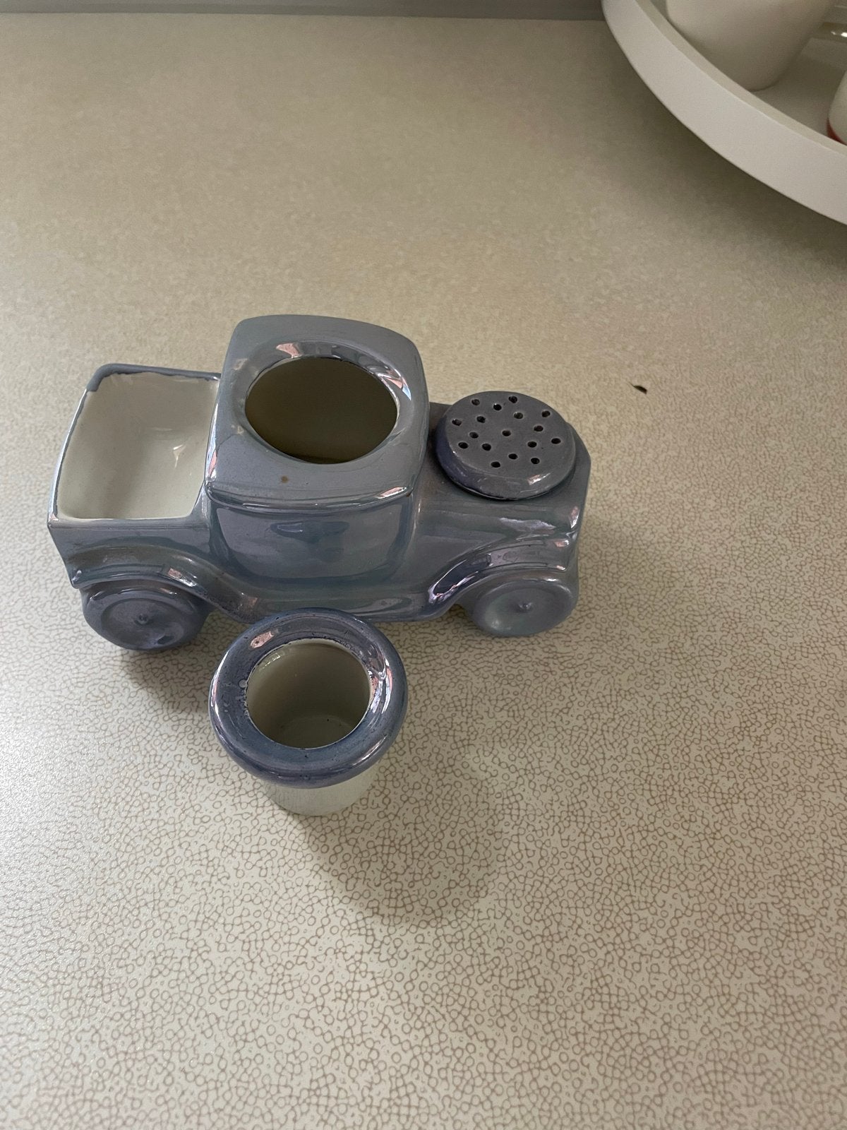 Oud blauw autootje voor zout en prikkers, Ophalen, Steen/keramiek, Overige typen, Gebruikt