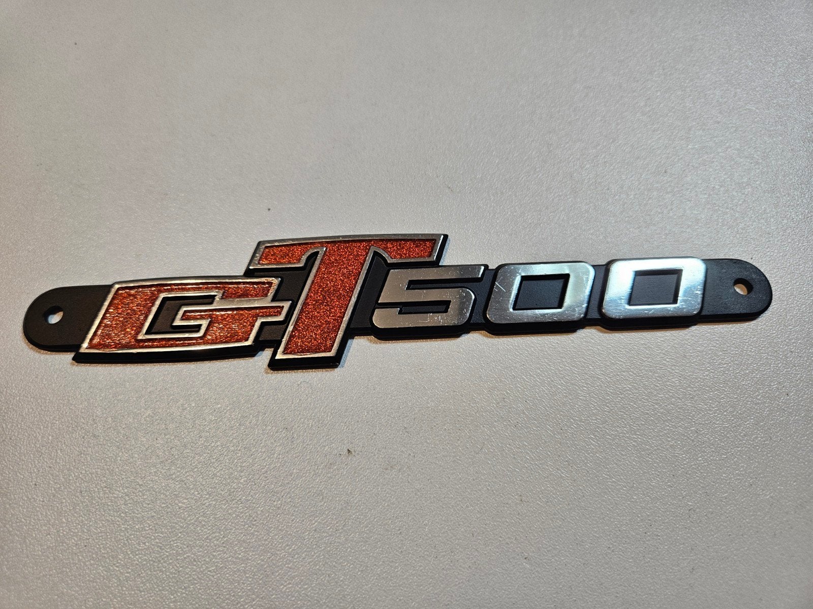 SUZUKI GT500 NOS EMBLEEM ZIJKAPPEN, Ophalen of Verzenden, Nieuw