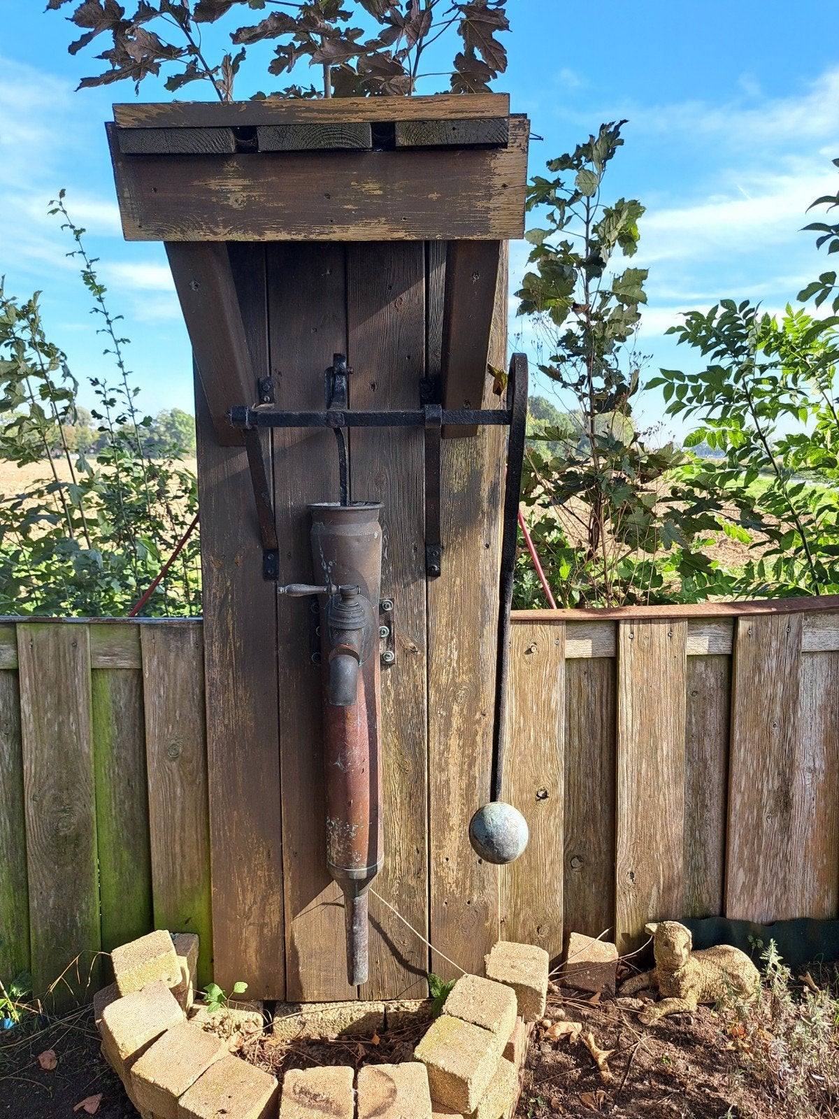 Decoratieve koperen waterpomp met houten ombouw, Ophalen, Gebruikt
